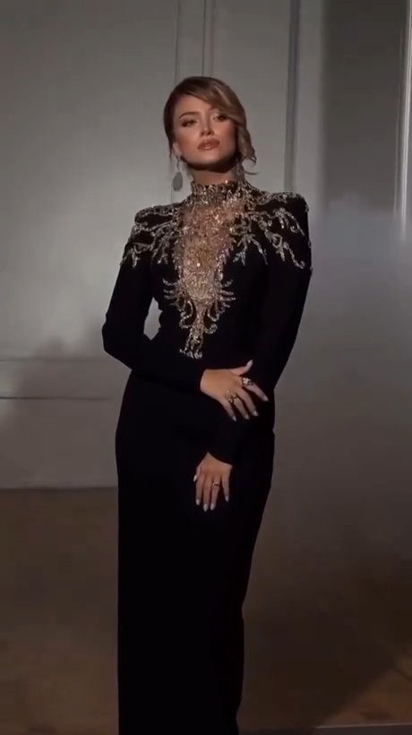 Elegante vestido larga con cuentas doradas